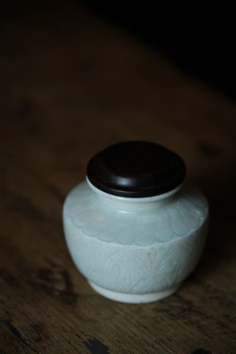 元代影青系刻花纹罐 醒茶罐 尺寸：高8.5c m*底6.5c m